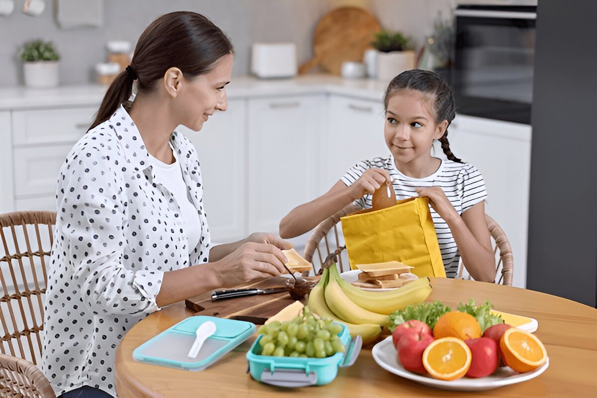 mother and her daughter having fruits which is a healthy snack option for kids.