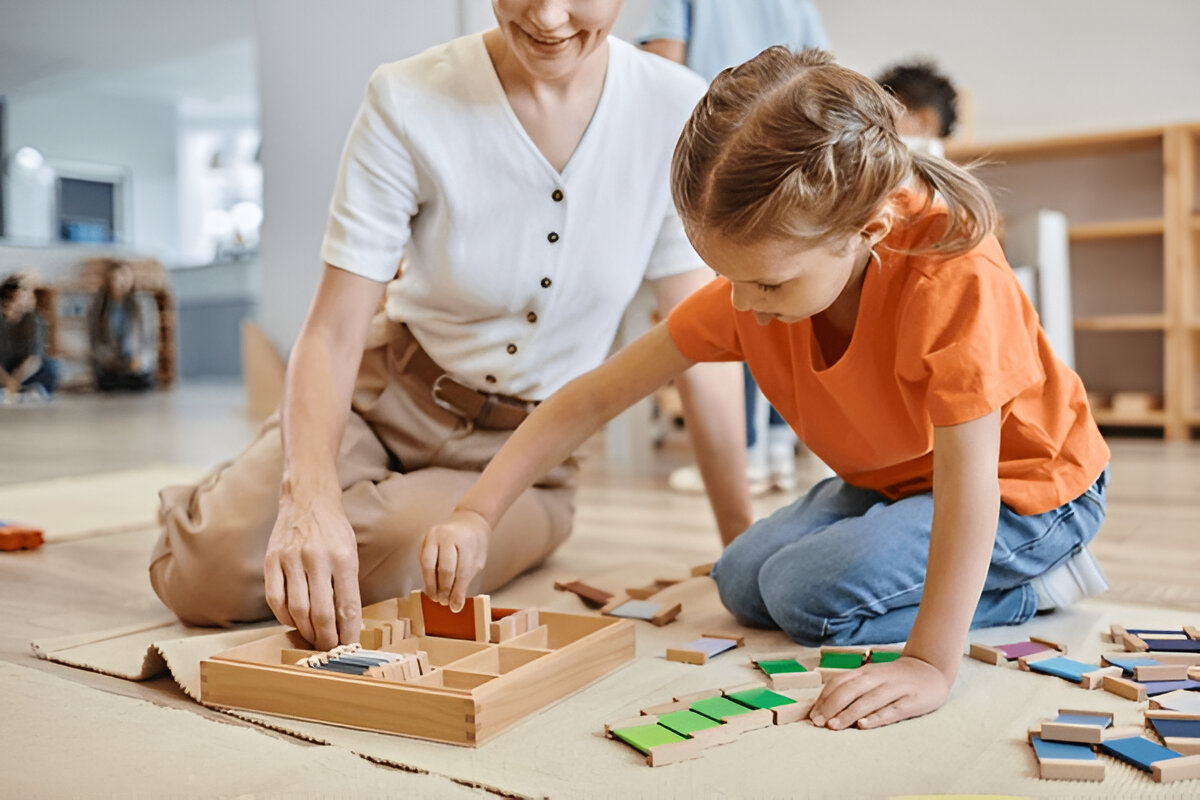 kid playing with the parent to enhance play-based learning